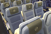 farblich wir es in der Economy von außen nach innen etwas heller im Blau der Sitze (©Foto:Masrtin Schmitz)